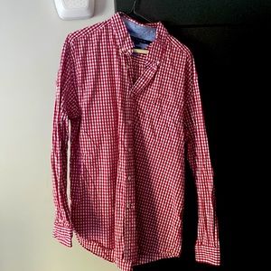 Tommy Hilfiger long sleeve button down collared shirt. Classic fit